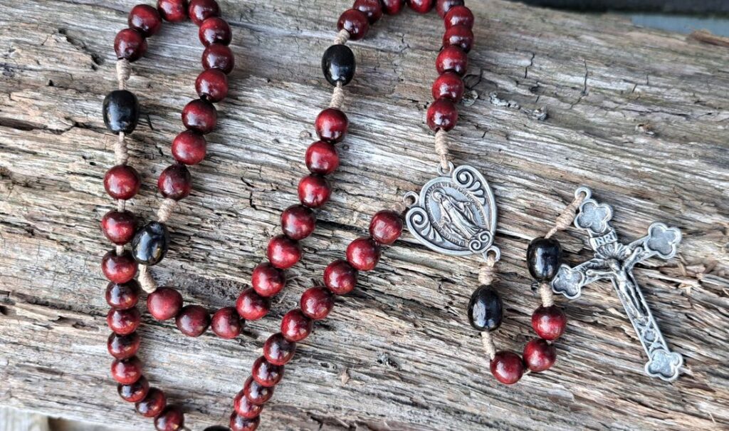 drewniany różaniec z metalowym krzyżykiem
