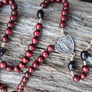 drewniany różaniec z metalowym krzyżykiem