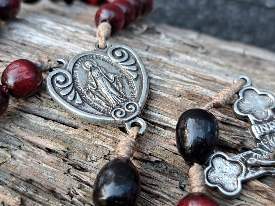 drewniany różaniec z metalowym krzyżykiem