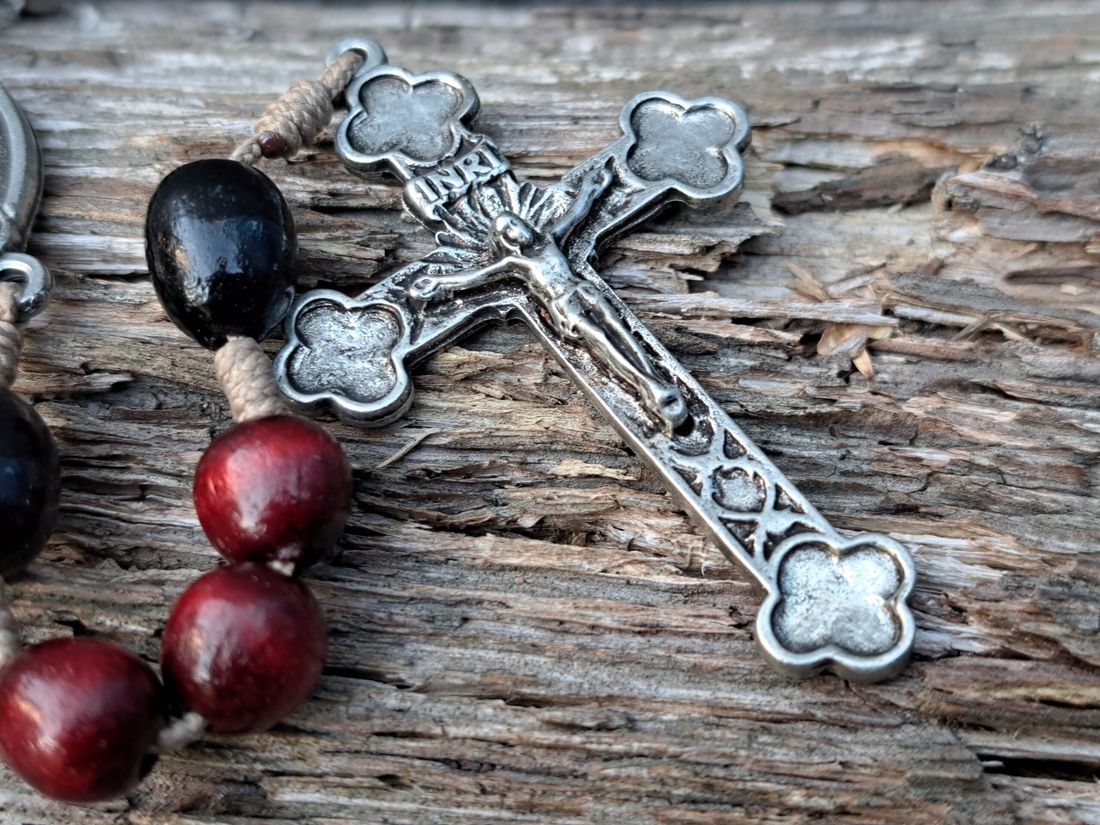 drewniany różaniec z metalowym krzyżykiem