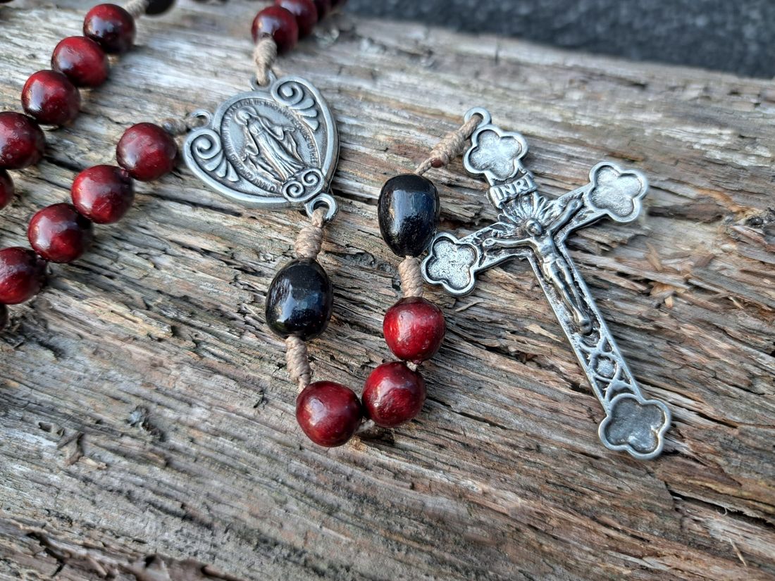 drewniany różaniec z metalowym krzyżykiem