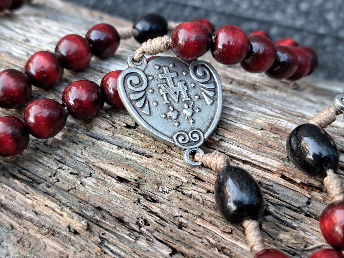 drewniany różaniec z metalowym krzyżykiem