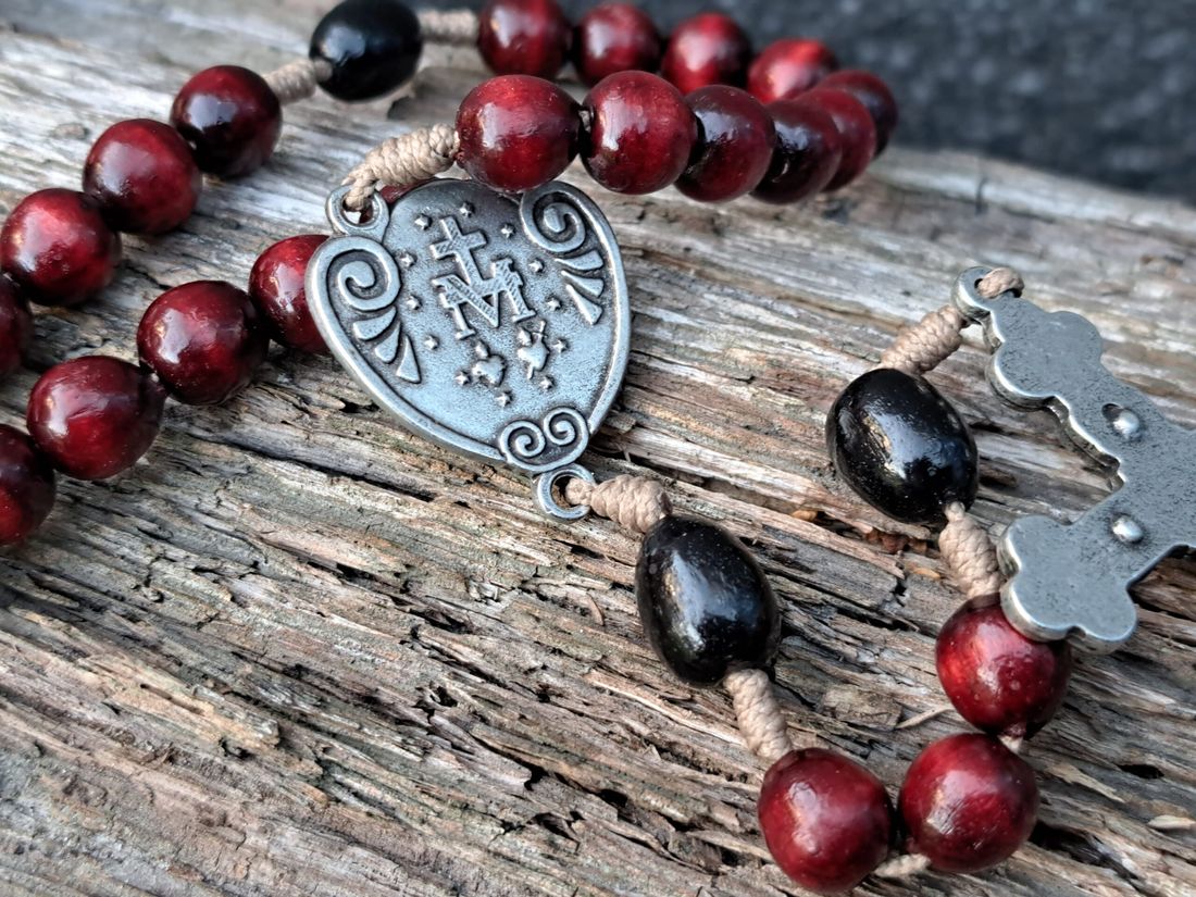 drewniany różaniec z metalowym krzyżykiem